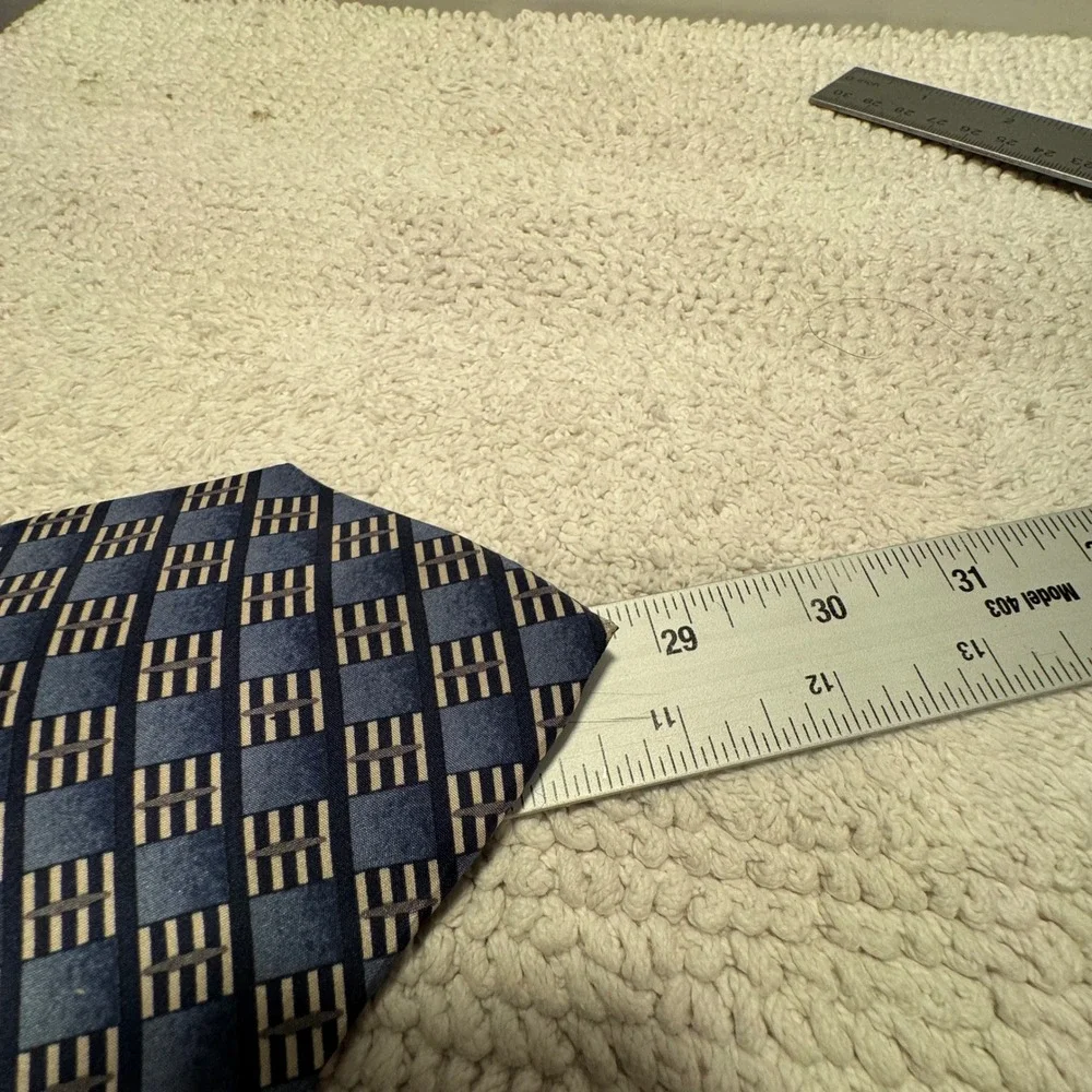 Geoffrey Beene Tie Blue Geometric 100% Silk Professional Business Old Money